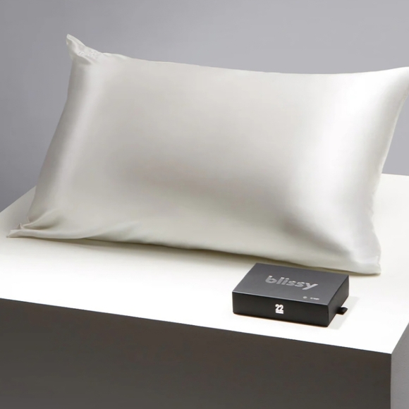 Blissy 100% Mulberry Silk Pillowcase - White - Queen New in Box - Picture 3 of 4